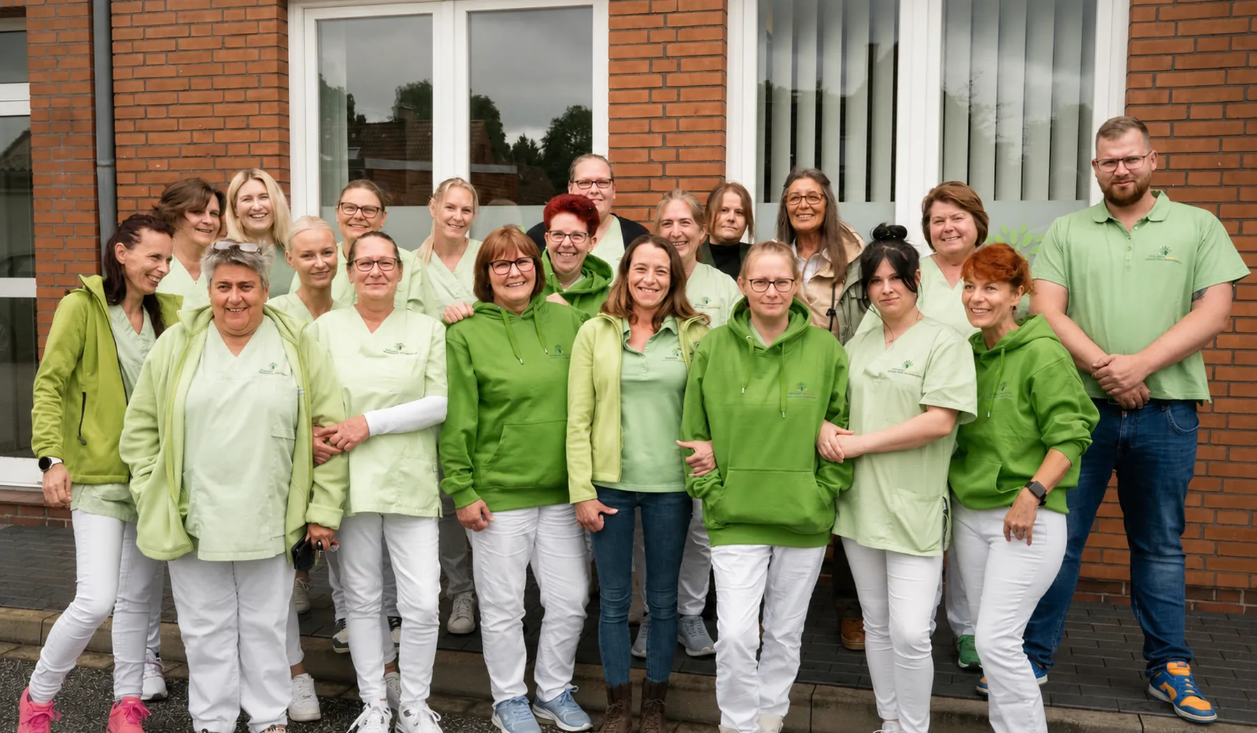 Das Team des Pflegedienstes Dithmarschen vor dem Standort in Heide